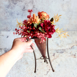 秋色ローズと小花が溢れるナチュラルアレンジメント 5枚目の画像