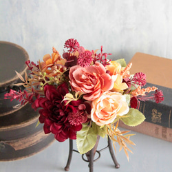 秋色ローズと小花が溢れるナチュラルアレンジメント 4枚目の画像