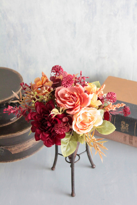 秋色ローズと小花が溢れるナチュラルアレンジメント 4枚目の画像