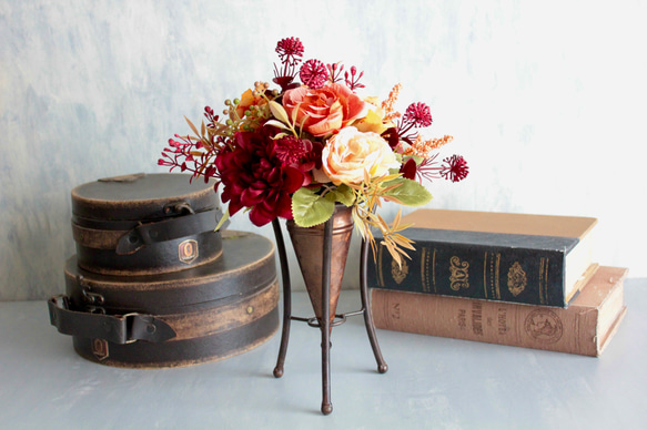 秋色ローズと小花が溢れるナチュラルアレンジメント 2枚目の画像