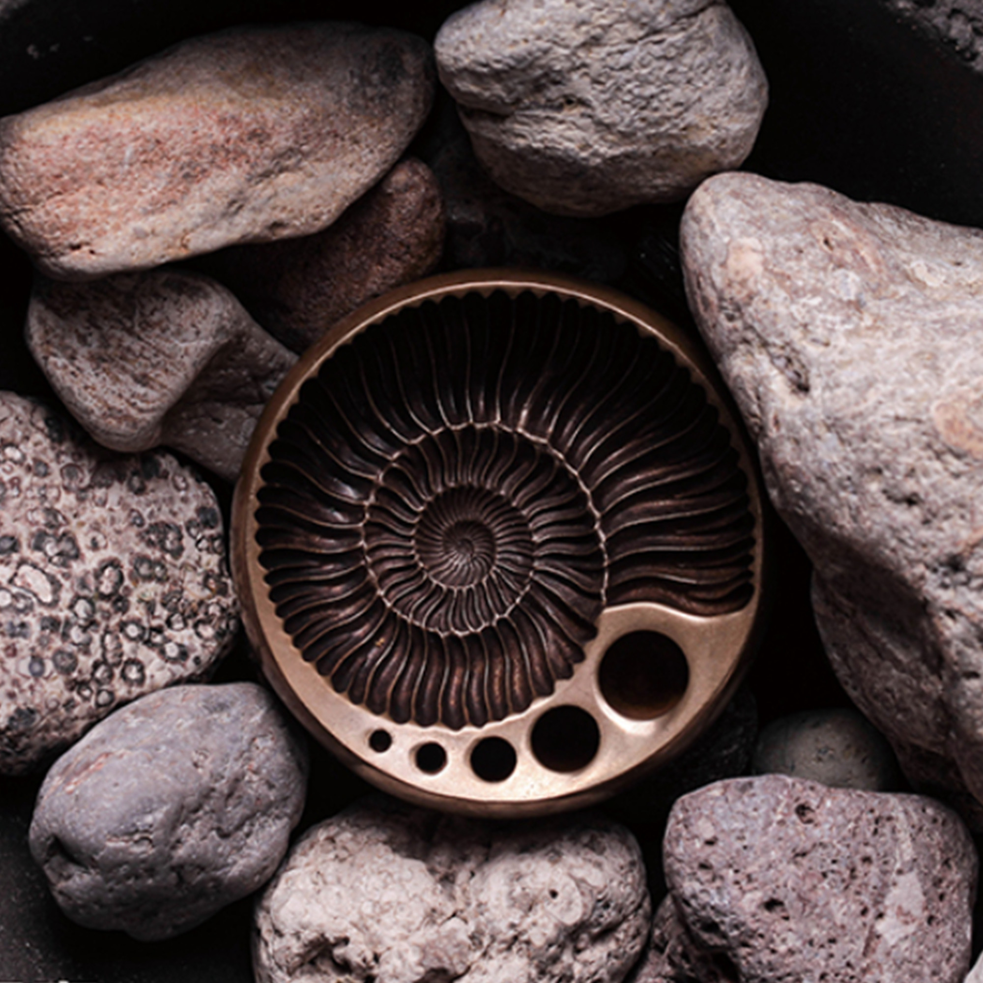 青銅製のアンモナイト型灰皿、収納用インテリア、ハンドプレイ用の趣味ギフト、卓上香立て、マルチ機能を持つ動物モチーフの贈り