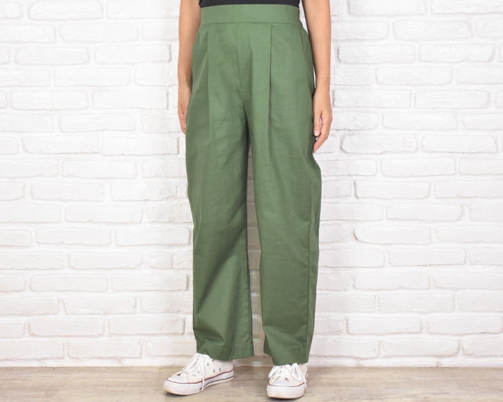 コットン素材のフロントタックストレートパンツ　グリーン　セミワイドパンツ