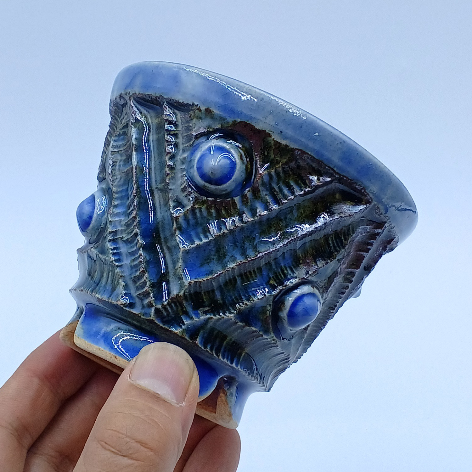 3.5号　BsLab の植木鉢 A-14 (青釉・彫文・貼り付け)