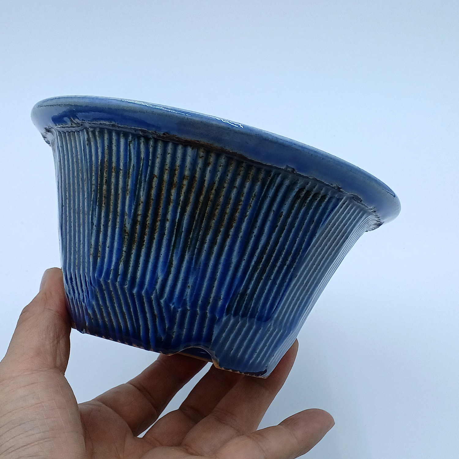 5号　BsLab の植木鉢 A-16 (青釉・彫文)