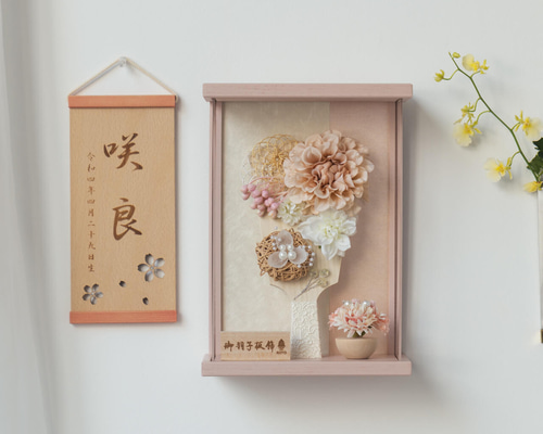 ことの羽子板（0121）ほのか モカMケース｜コンパクトな木製羽子板飾り