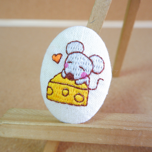 ブローチ ねずみさん＆チーズ 刺繍 ※受注生産 ブローチ きなりの木 