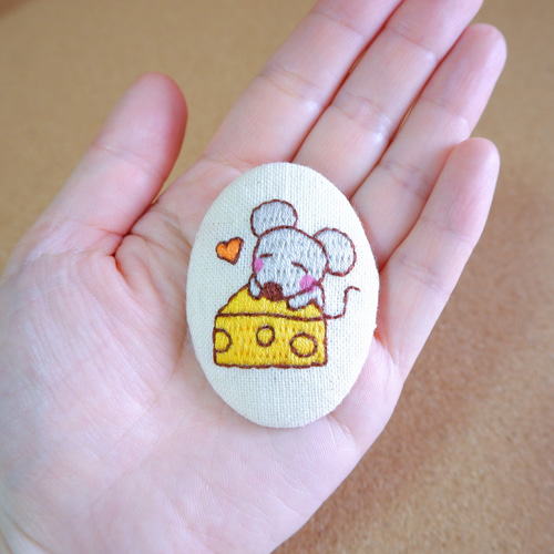 ブローチ ねずみさん＆チーズ 刺繍 ※受注生産 ブローチ きなりの木 