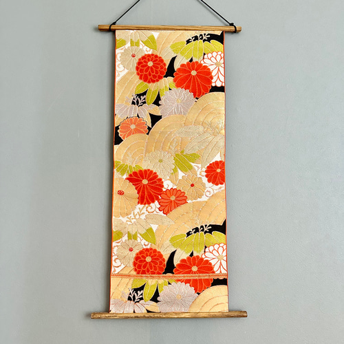 帯のタペストリー あざかな菊花と青海波 着物 帯 リメイク インテリア