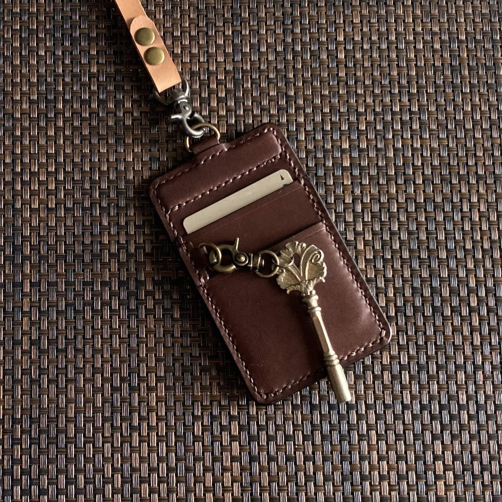 【2面+鍵ﾎﾟｹｯﾄ・焦茶oil】IDカードケース CC2k-30dbno 定期入れ パスケース 240831