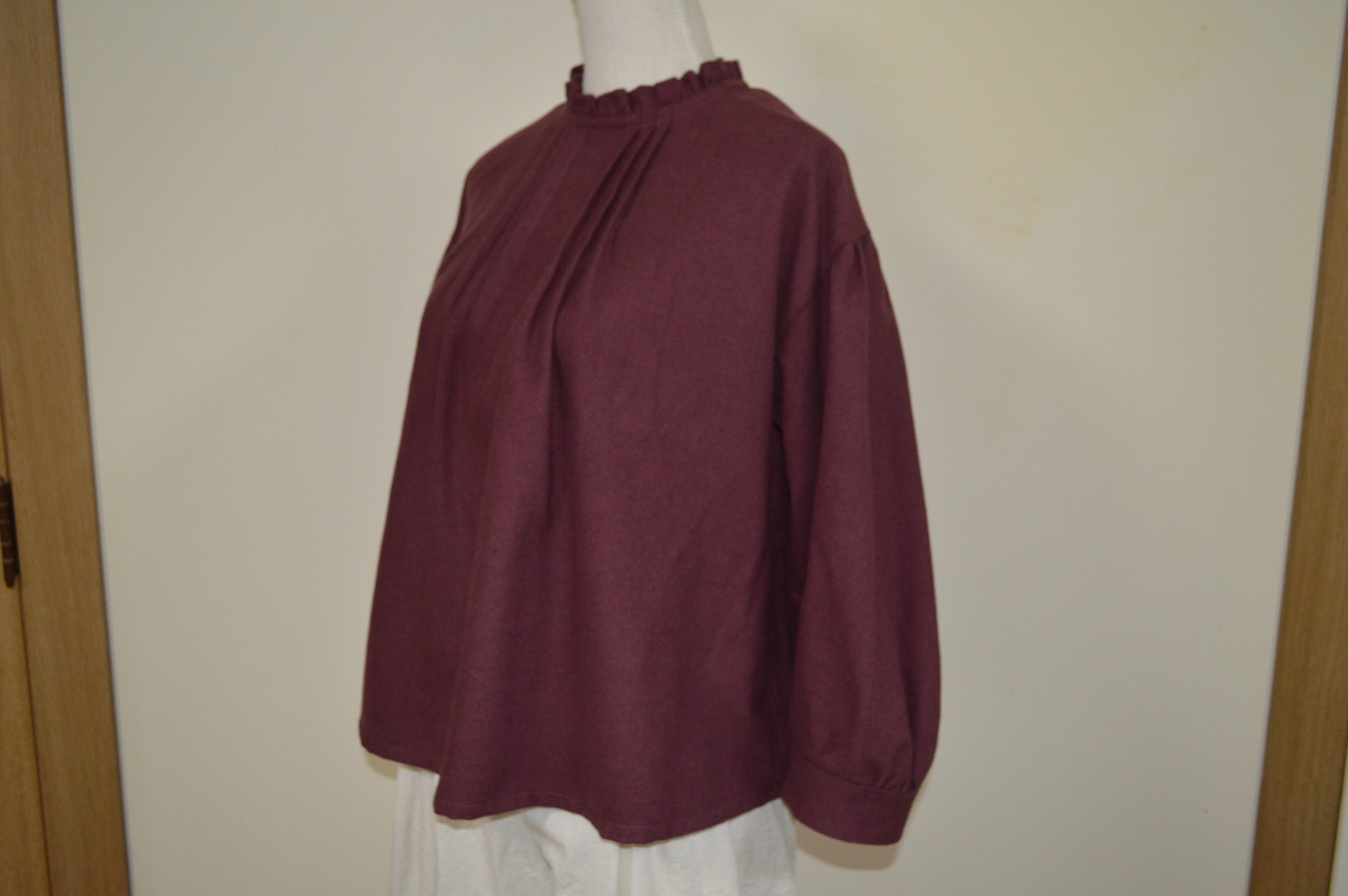 秋のボルドー！「フリル襟ふんわりブラウス」