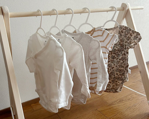 ベビー服用ハンガーラック 小さな木製ハンガーラック ベビー服 eijin's