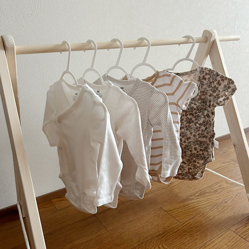 ベビー服用ハンガーラック 小さな木製ハンガーラック ベビー服 eijin's