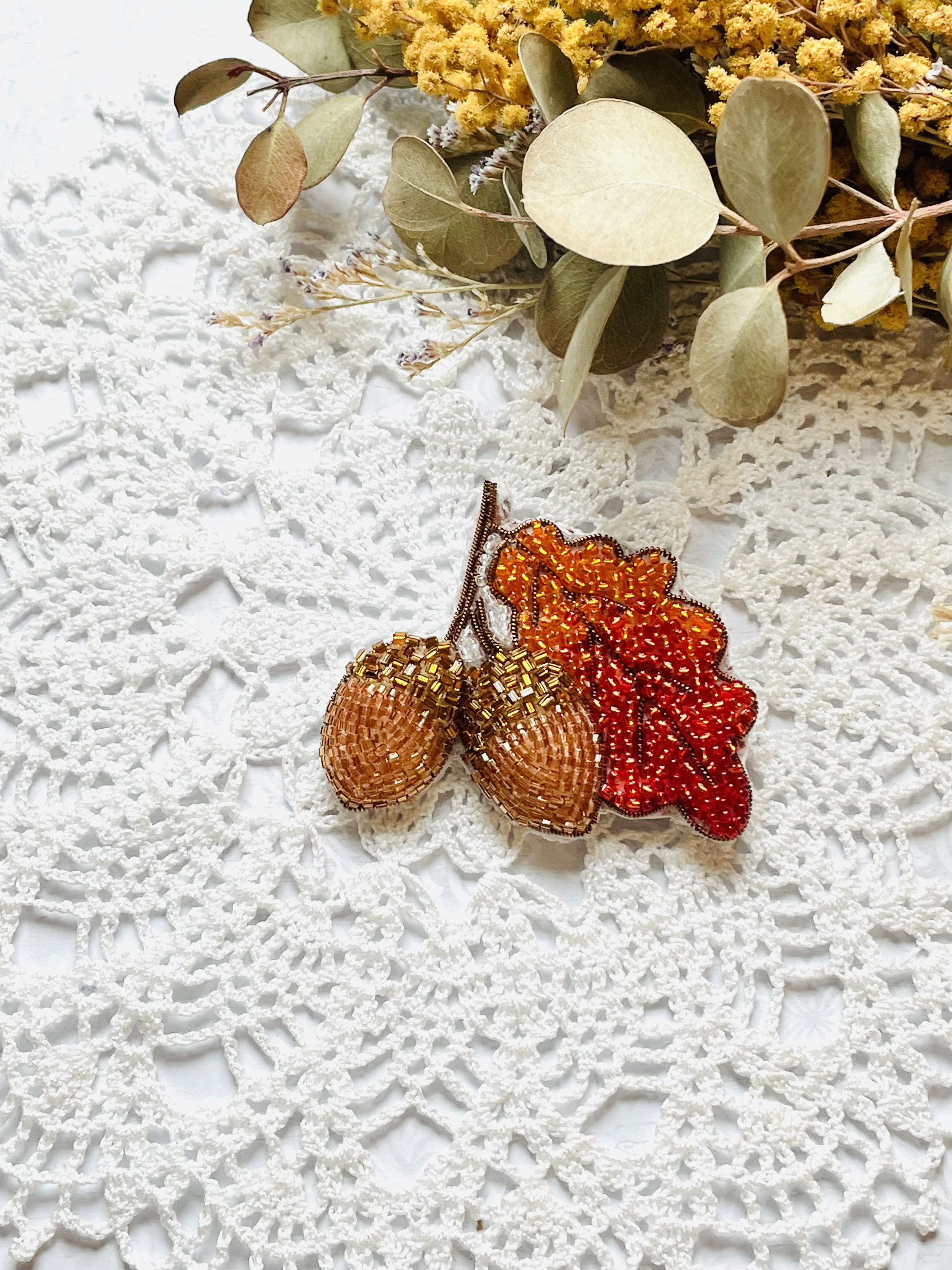 ビーズ刺繍のブローチ・どんぐり（葉つき） ブローチ Little