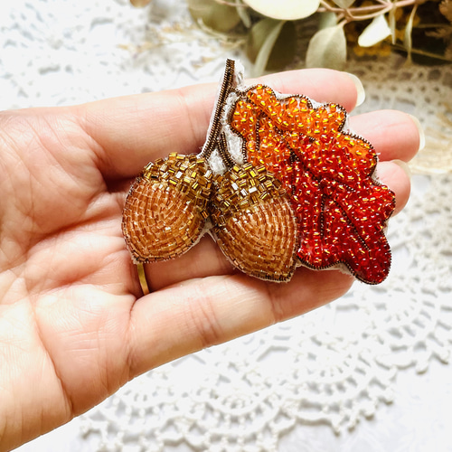 ビーズ刺繍のブローチ・どんぐり（葉つき） ブローチ Little Plum 通販