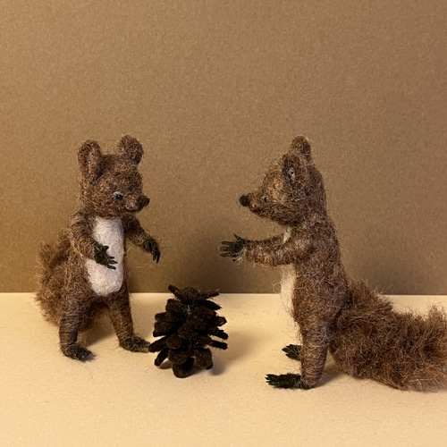 リスと松ぼっくり 羊毛フェルト maron2272 通販 18184060｜Creema