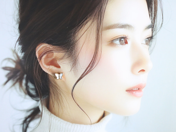 ☆人気☆白蝶貝の蝶々 つけっぱなしOK 錆びないサージカルステンレス【ホワイトシェル 蝶 gold】ピアス 3枚目の画像