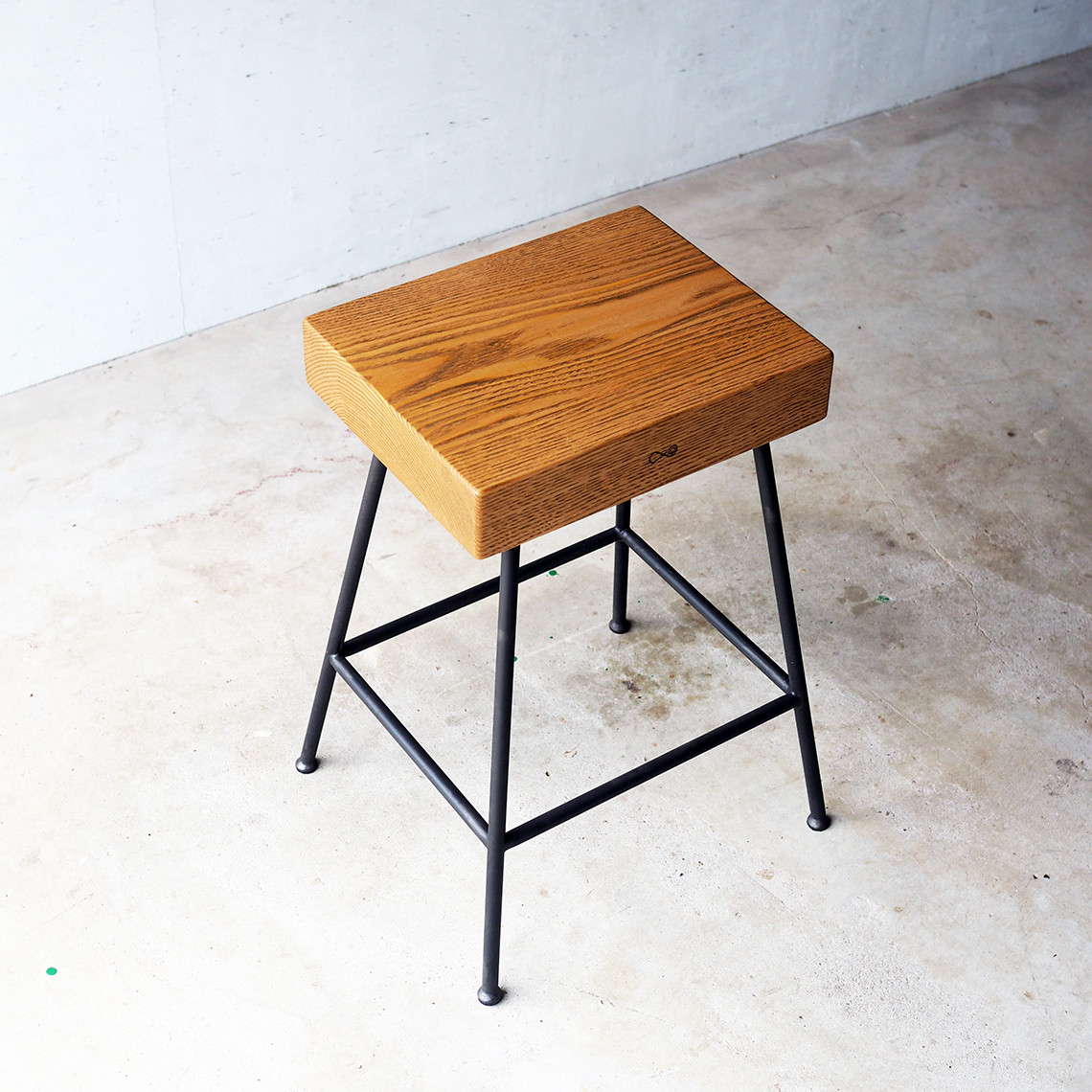 国産 天然 無垢材 栗の木 アイアンスツール 45cm（Compago）天然木スツール