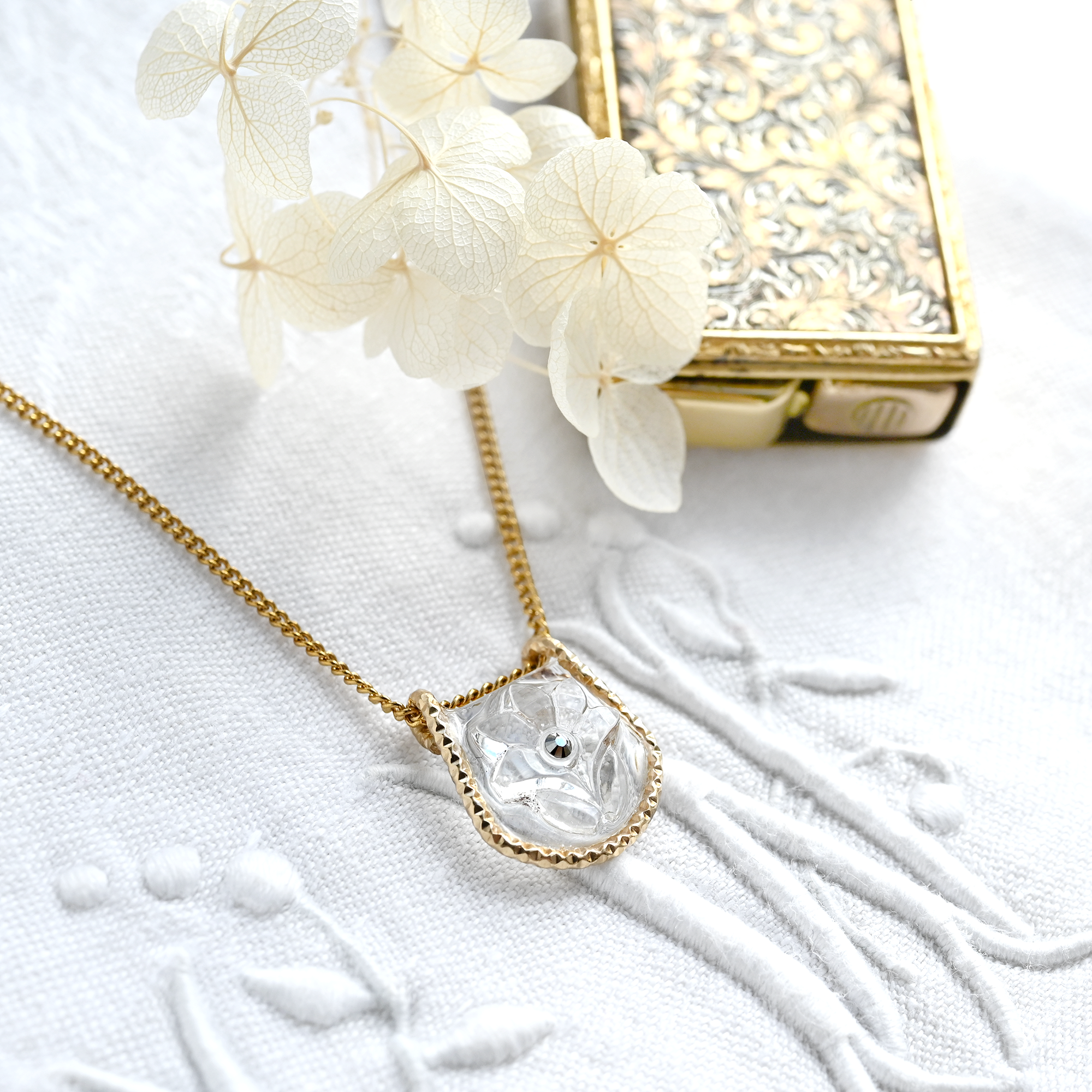 【再販】ヴィンテージガラスの透明な花ネックレス［B馬蹄形・ゴールド］金属アレルギー対応