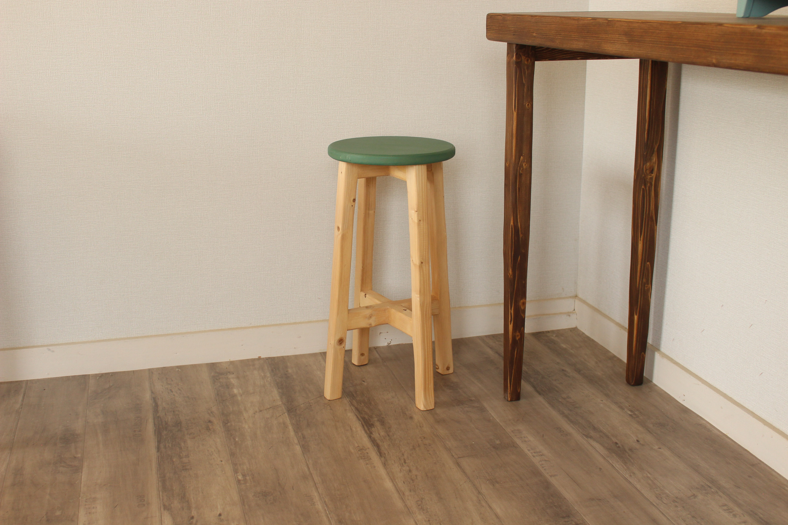 ハイスツール　グリーン×ナチュラルカラー