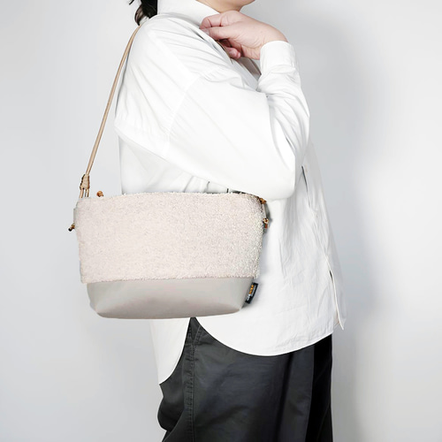 CORDURA®ナイロン×ウールボアのショルダーバック／軽量モコモコ