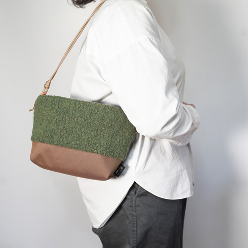 CORDURA®ナイロン×ウールボアのショルダーバック／軽量モコモコ