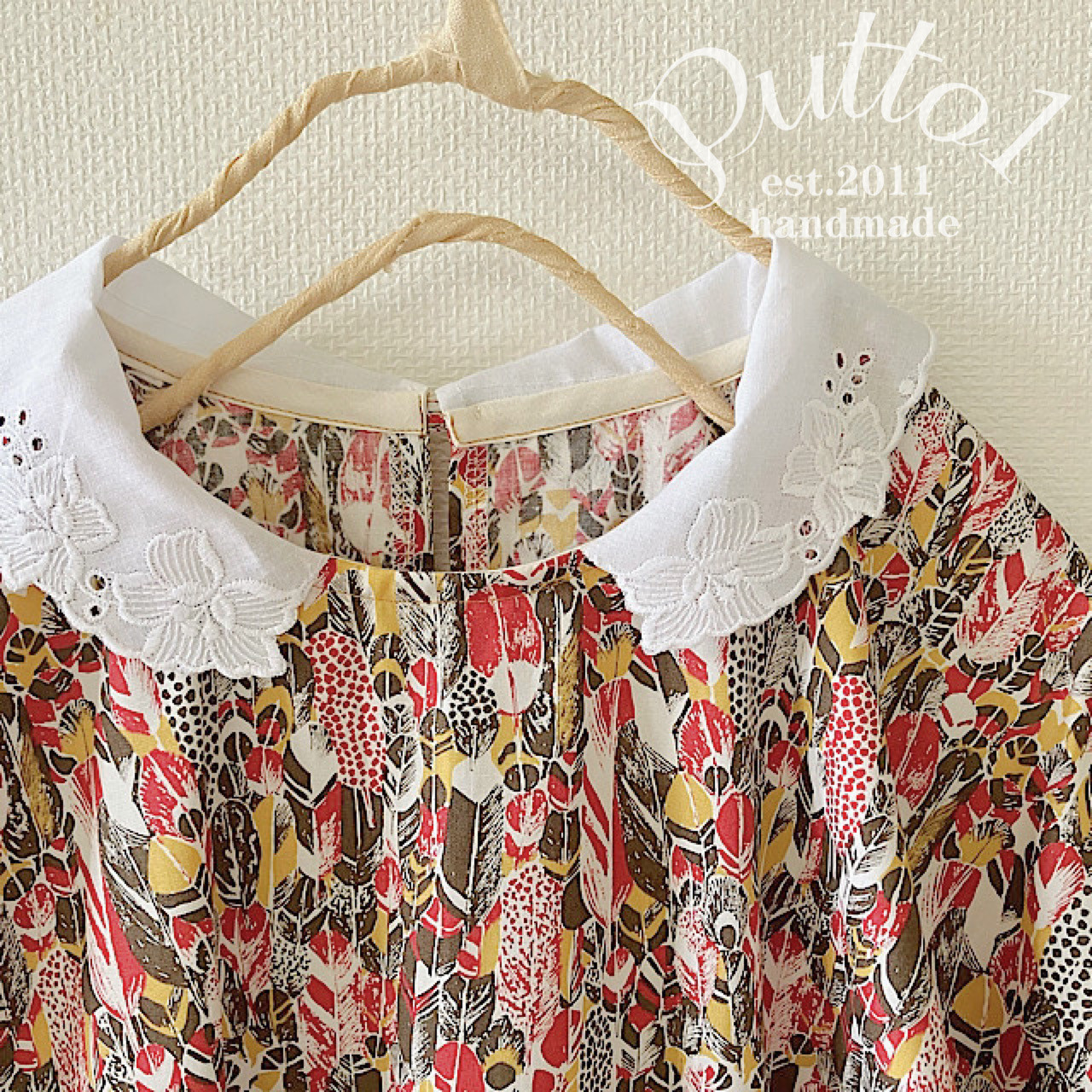 初秋〜秋冬に「受注生産」秋色の羽柄コットンローン×白のレース襟　ギャザーたっぷりパフスリーブ　ブラウス・半袖