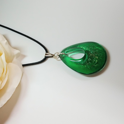 ニッキー　　　　　佐竹ガラスの雫ネックレス　レジンネックレス　ハンドメイド 雫 しずく型 ハンドメイド レジン ネックレス 虹 シャボン玉の