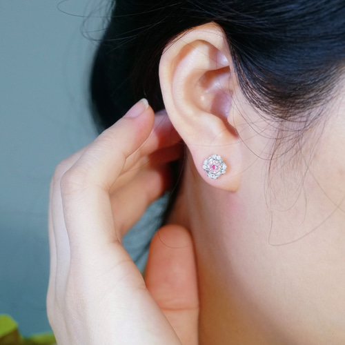 ピンクダイヤモンド付きピアスk18 ピアス（スタッド・一粒