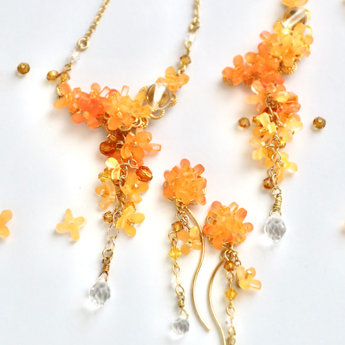 ♡ハンドメイド♡ビジューピアスイヤリング№670金木犀 夕暮れ色金木犀（キンモクセイ）とビジュー揺れるピアス