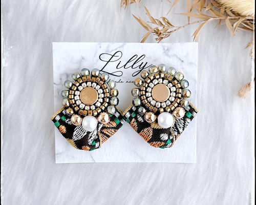 【専用】ビーズ刺繍ピアス　アクアカボションにアンティークブルーゴールドリボン 専用】ビーズ刺繍ピアス アクアカボションにアンティークブルー