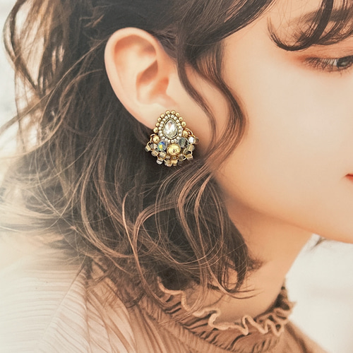 ビーズ刺繍ピアス/ゴールド/大ぶり/ビシュー/ﾋﾞｰｽﾞﾋﾟｱｽ/キラキラ  