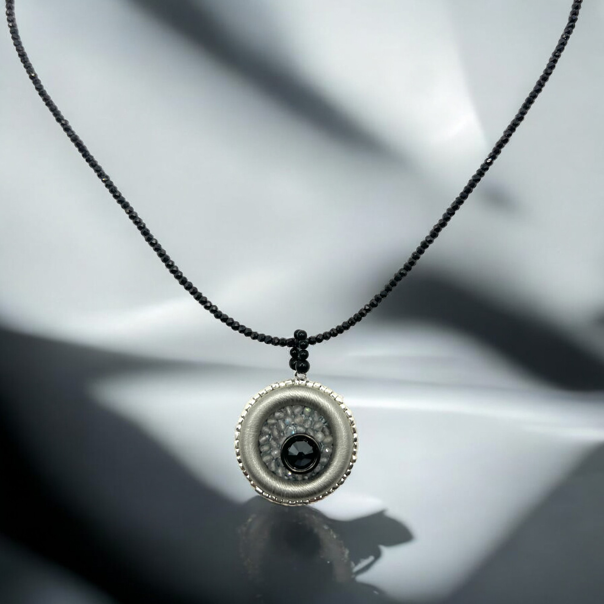 グレーペンダントトップ＆ブラックスピネルネックレス　l-bdzh024n