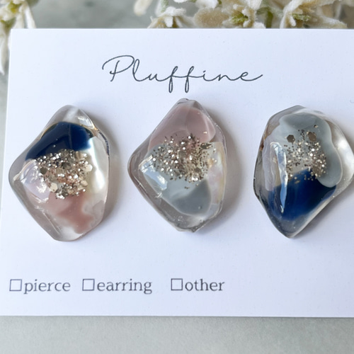 レジンの秋カラーのシンプルピアス(ネイビー×グレー×シナモンベージュ