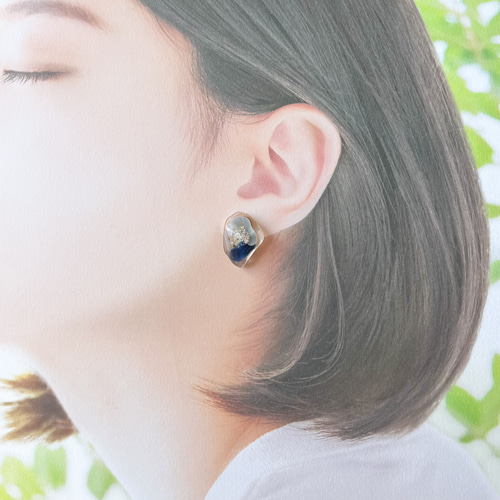レジンの秋カラーのシンプルピアス(ネイビー×グレー×シナモンベージュ