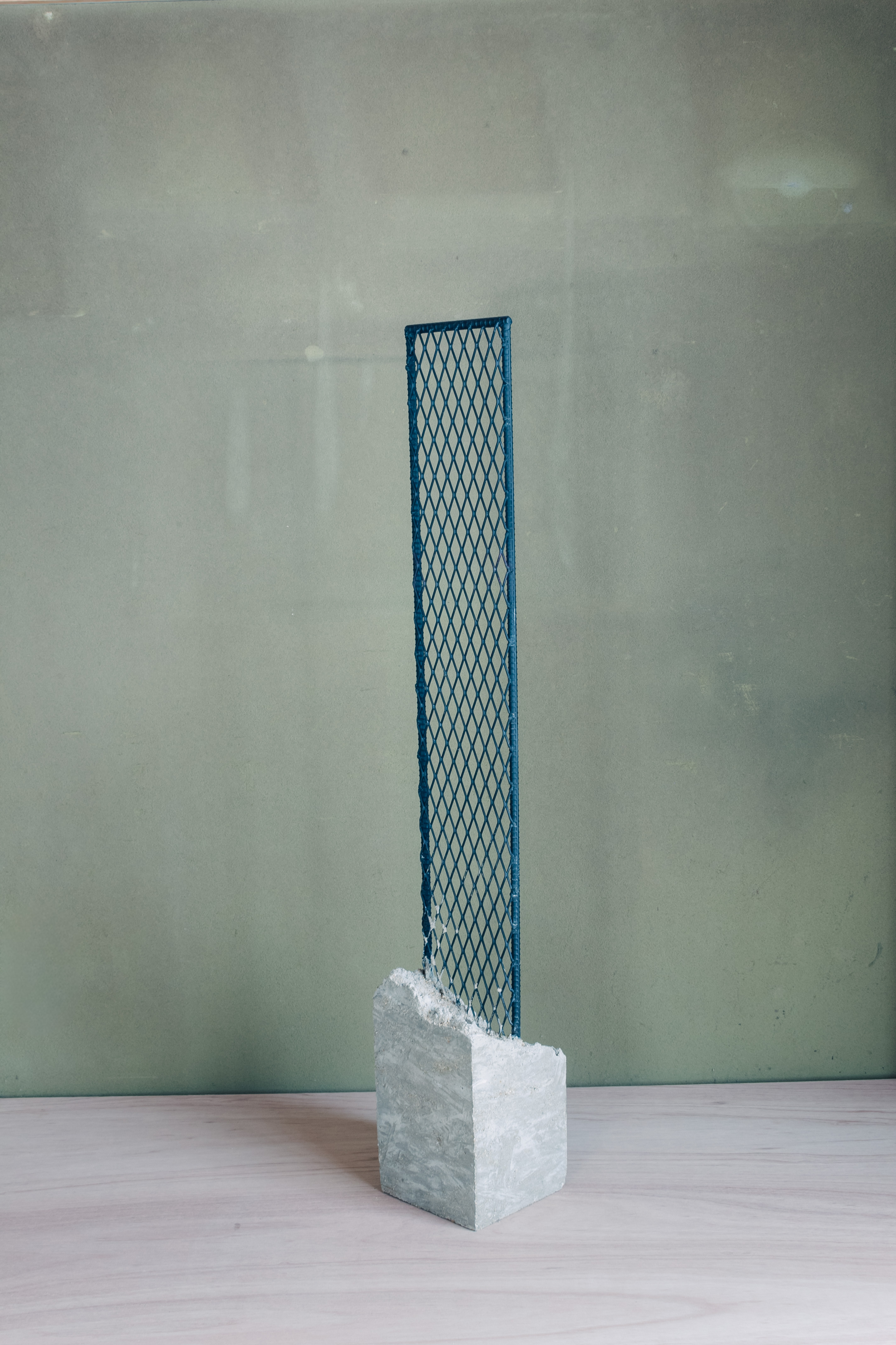 「マンション:角」鉄筋コンクリート製のアイアンラック。あなたは何を飾りますか? 「マンション:角」鉄筋コンクリート製のアイアンラック。あなたは何を飾りますか?