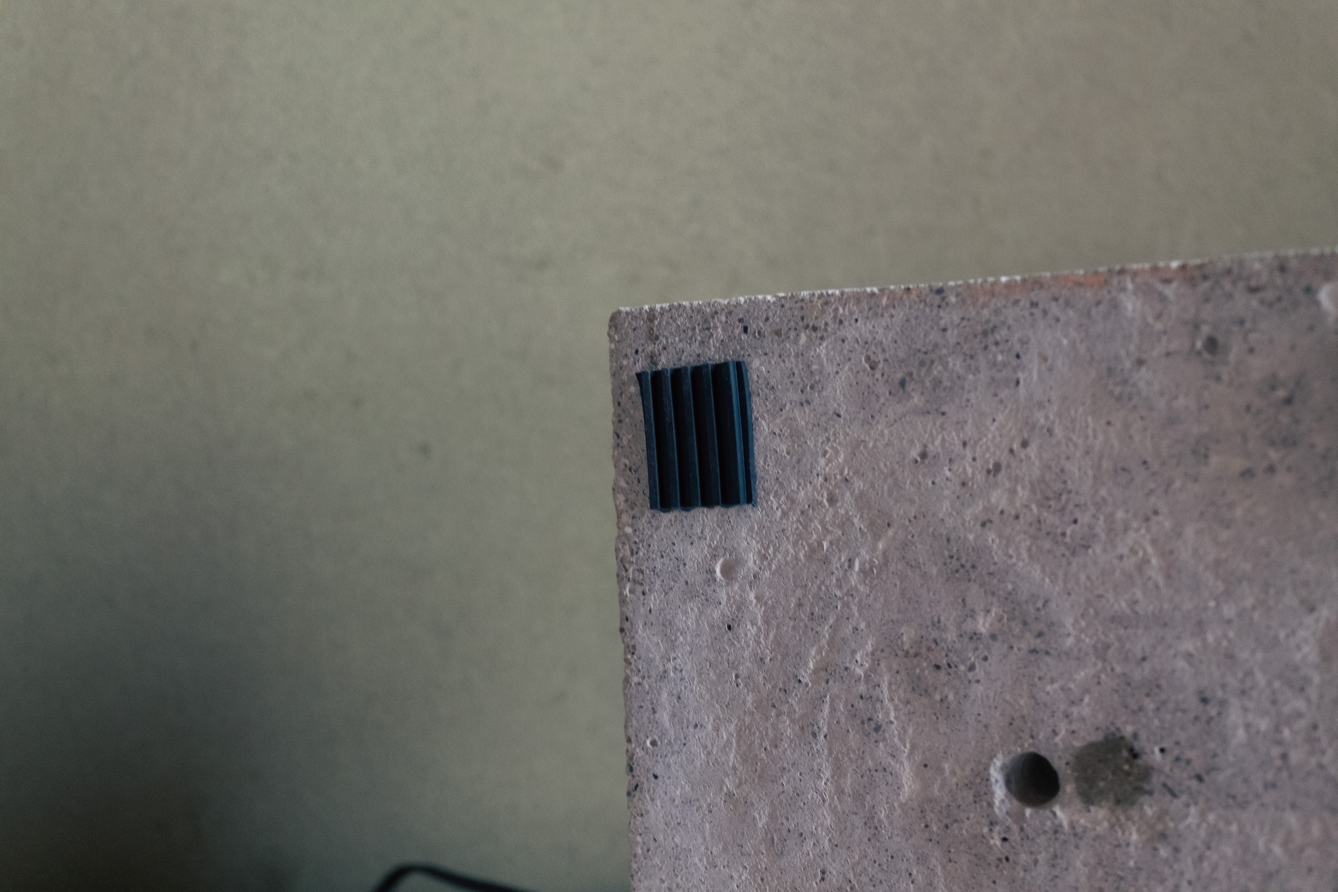 「マンション：角」鉄筋コンクリート製のアイアンラック。あなたは何を飾りますか？