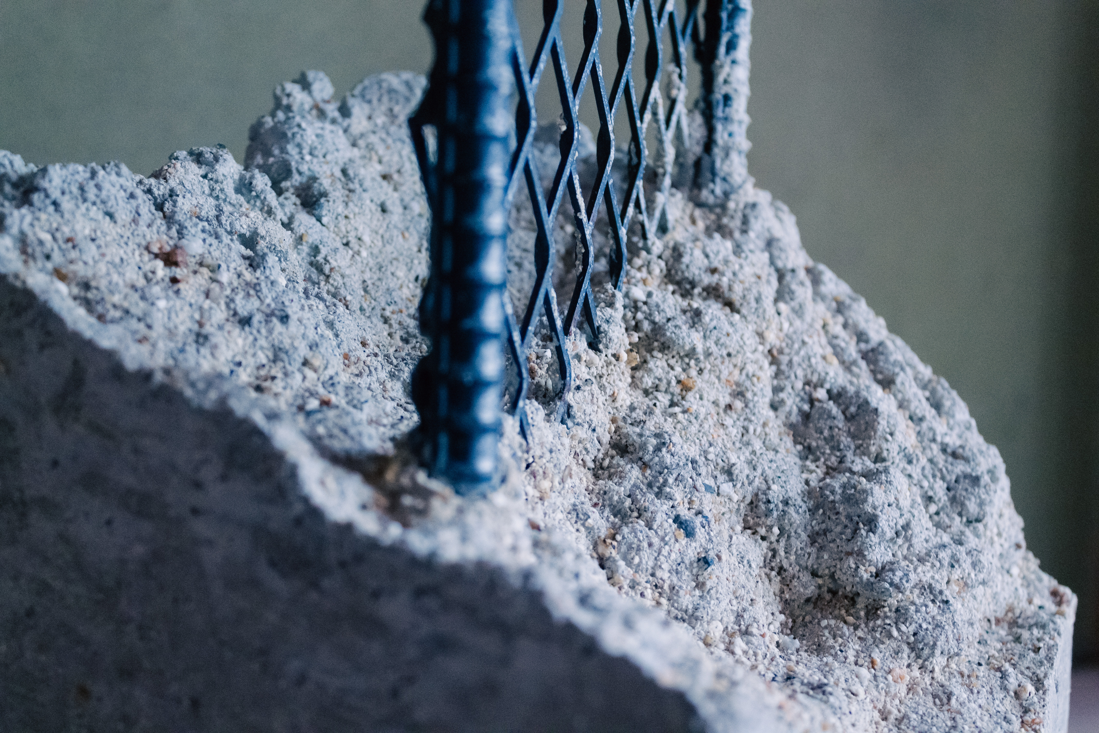 「マンション:角」鉄筋コンクリート製のアイアンラック。あなたは何を飾りますか? 「マンション:角」鉄筋コンクリート製のアイアンラック。あなたは何を飾りますか?