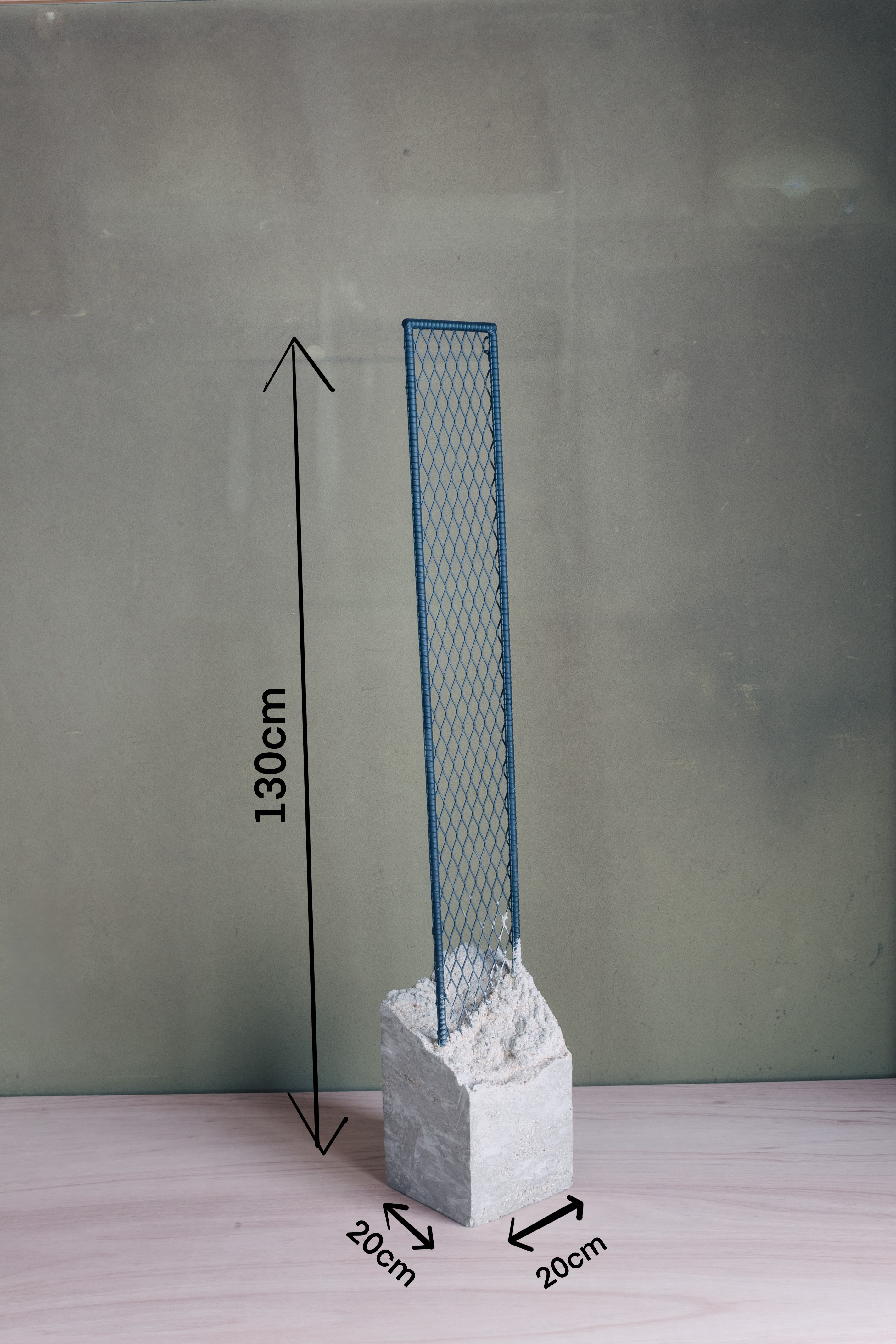 「マンション:角」鉄筋コンクリート製のアイアンラック。あなたは何を飾りますか? 「マンション:角」鉄筋コンクリート製のアイアンラック。あなたは何を飾りますか?