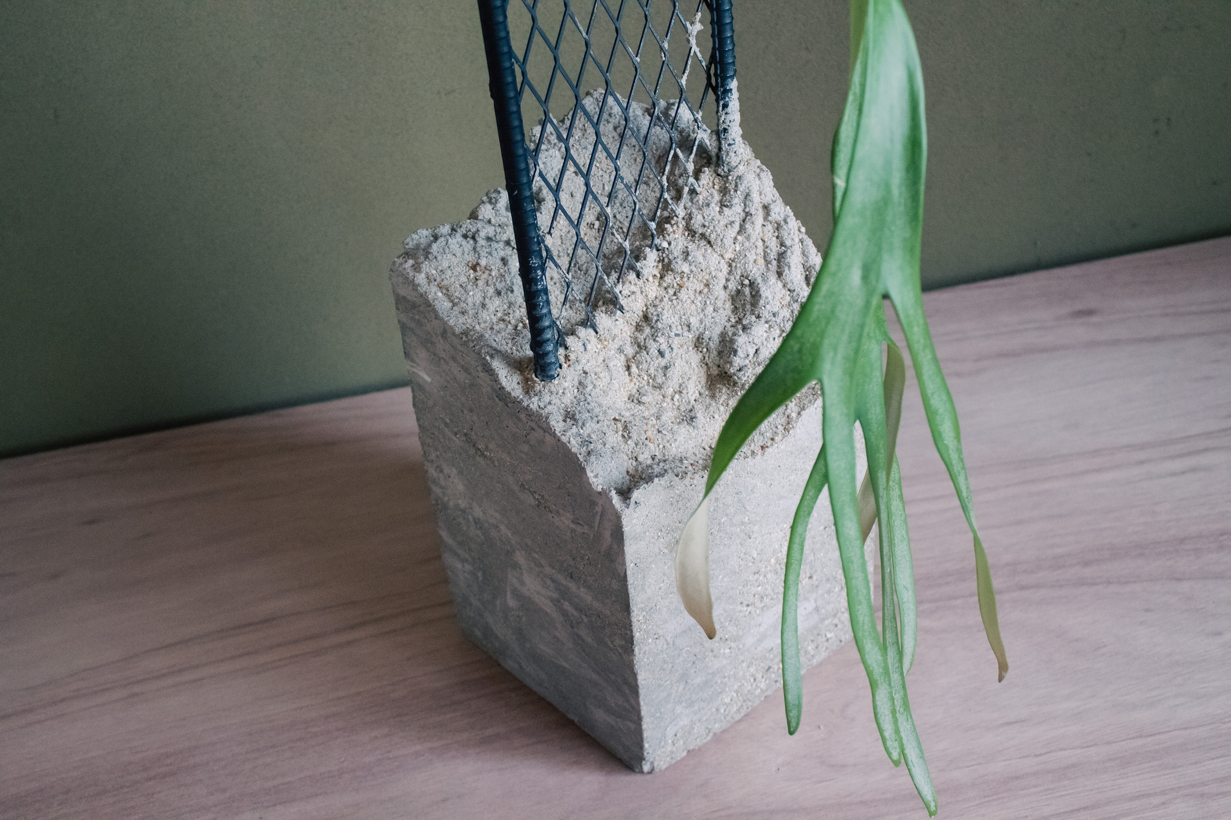 「マンション:角」鉄筋コンクリート製のアイアンラック。あなたは何を飾りますか? 「マンション:角」鉄筋コンクリート製のアイアンラック。あなたは何を飾りますか?