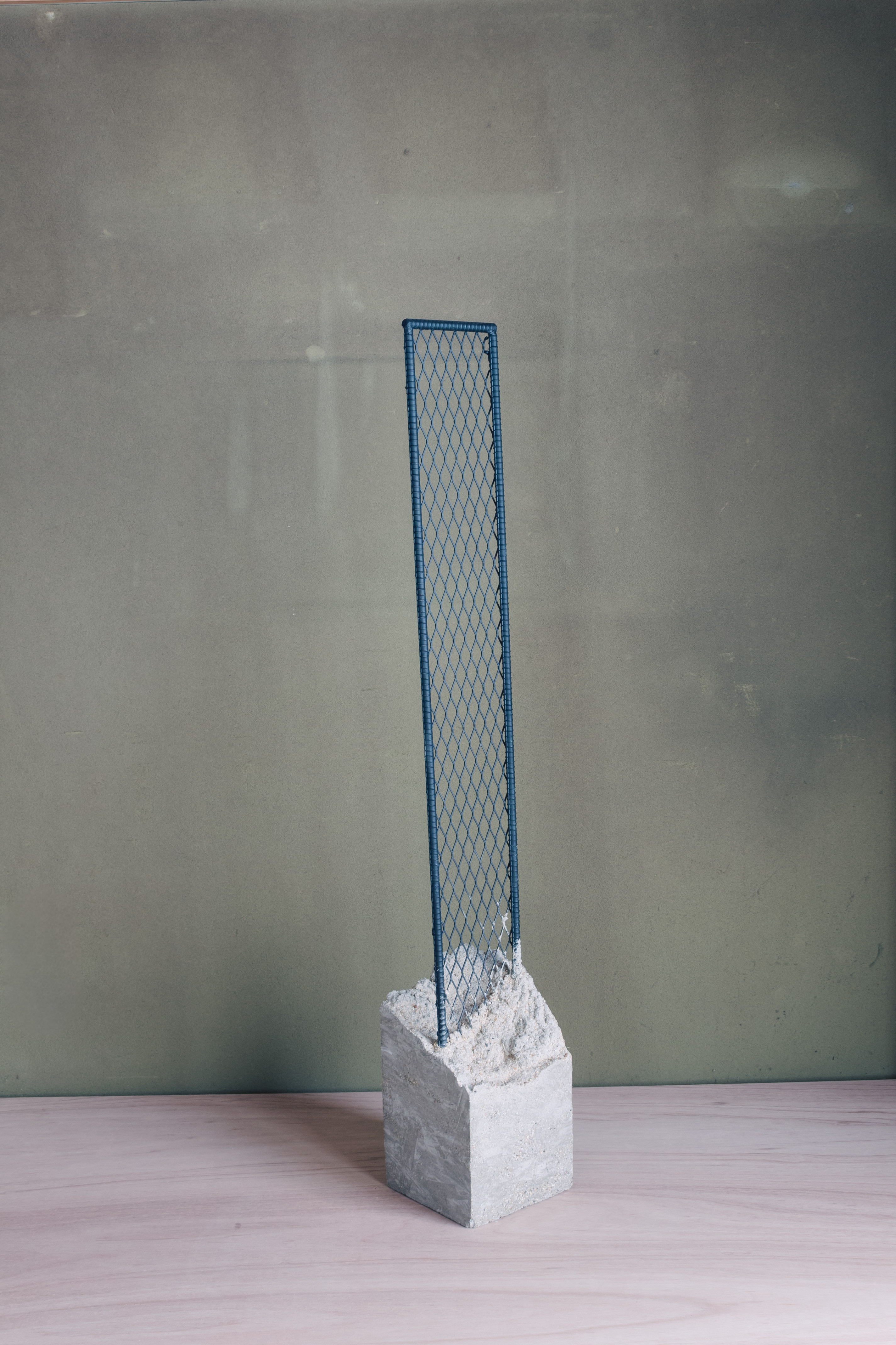 「マンション:角」鉄筋コンクリート製のアイアンラック。あなたは何を飾りますか? 「マンション:角」鉄筋コンクリート製のアイアンラック。あなたは何を飾りますか?