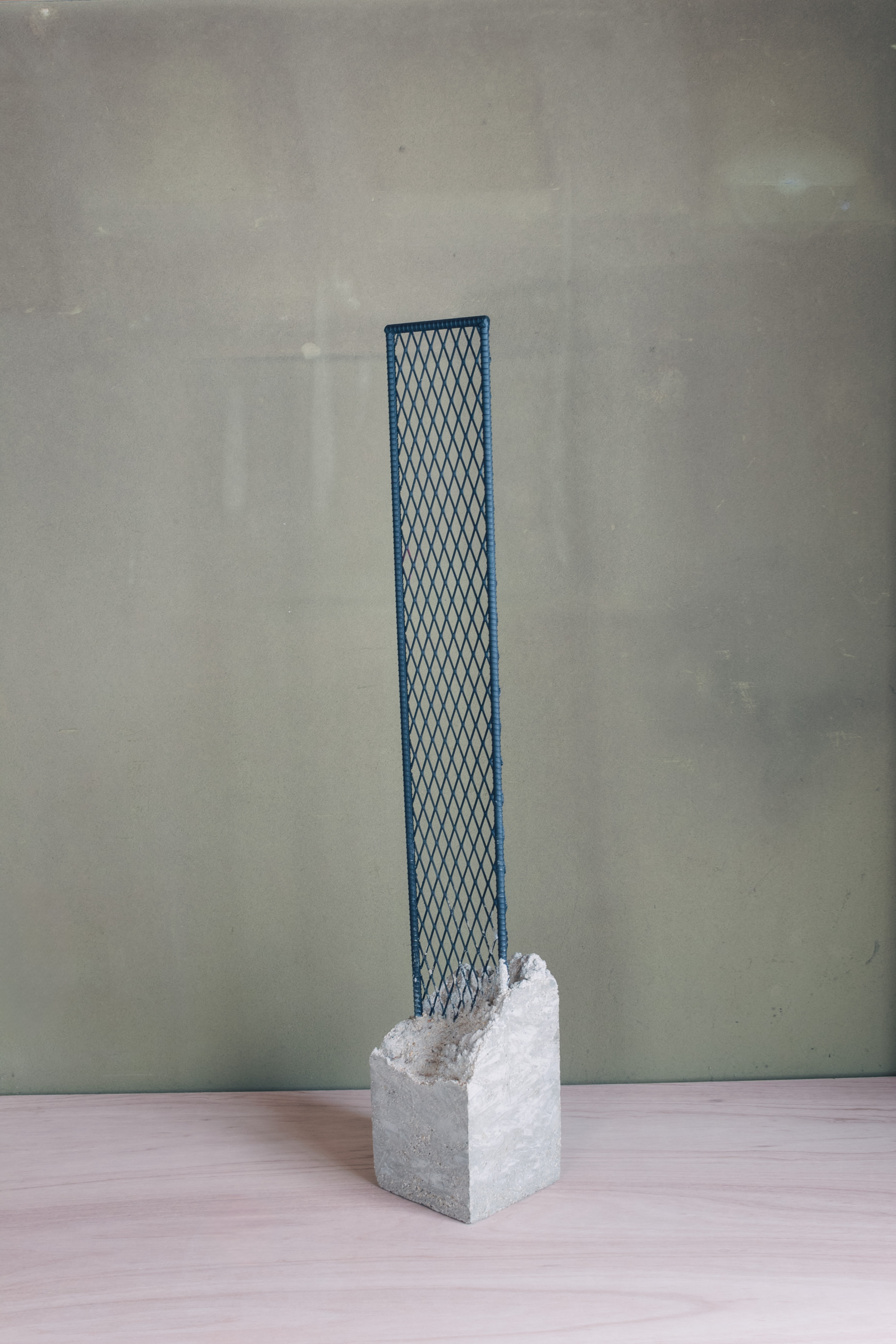 「マンション:角」鉄筋コンクリート製のアイアンラック。あなたは何を飾りますか? 「マンション:角」鉄筋コンクリート製のアイアンラック。あなたは何を飾りますか?