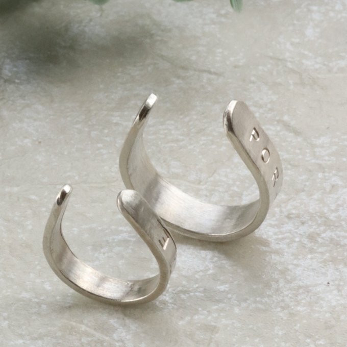 ペアにもなる馬蹄リング（刻印リング）幸運のホースシュー４ｍｍ幅