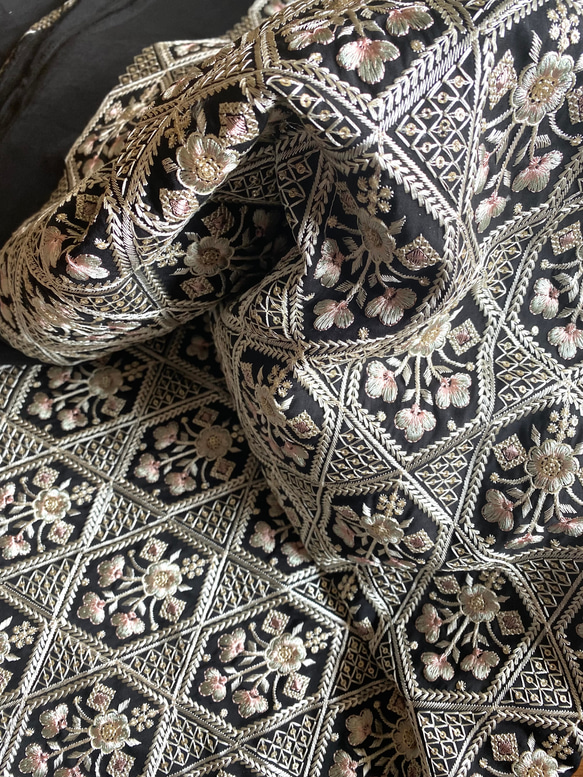 インド刺繍生地　ハンドル付きポーチ 最低 価格ハンドメイド・手芸 - インド刺繍生地 ハンドル付きポーチ