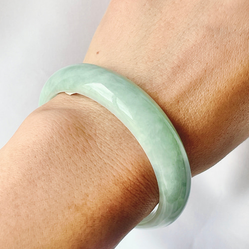 青緑色翡翠バングル 値下げしました】本翡翠保証‼️天然翡翠 青緑色バングル 内径約
