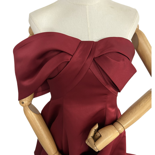 ウエディングドレス ショルダー型 ボルドー色 アンティークなドレス  