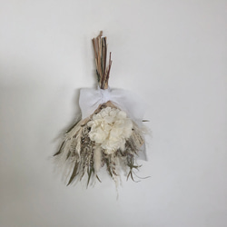 ドライフラワー　白紫陽花のスワッグブーケ　スワッグ　ウエディング　ラッピング対応　 4枚目の画像