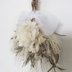 ドライフラワー　白紫陽花のスワッグブーケ　スワッグ　ウエディング　ラッピング対応　 2枚目の画像
