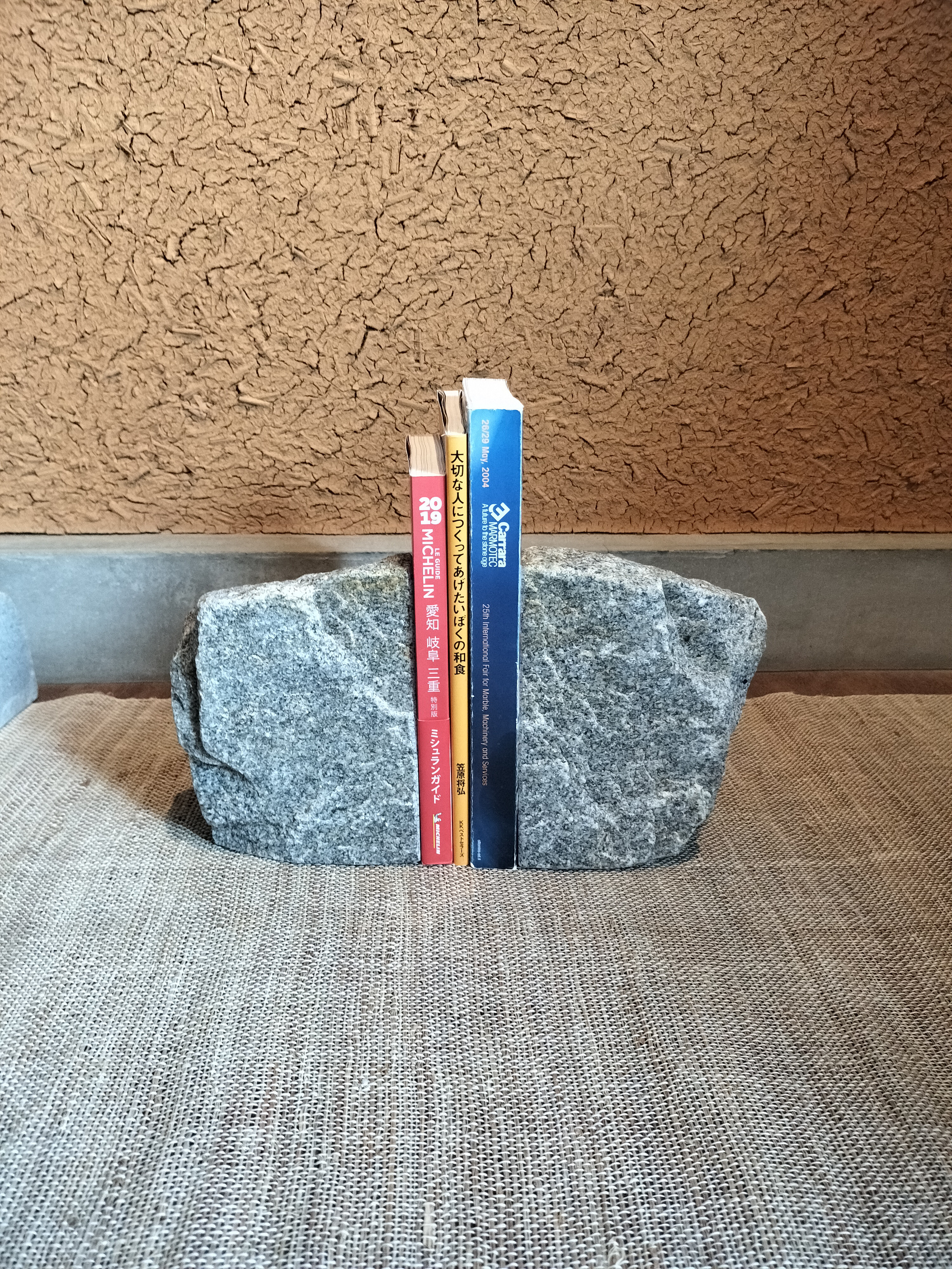 『ぶった切りブックエンド』　岡崎みかげ石（グレー）