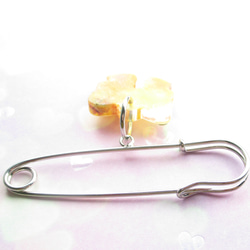 干したてのリボンクォーツは、フローラルな石鹸の匂いと優しさを感じます♪<カブトピンブローチ>SB1076 4枚目の画像