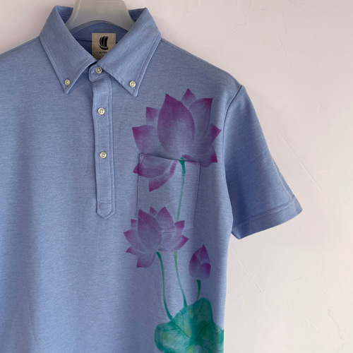 手描き蓮の花柄ボタンダウンポロシャツ ブルー 吸湿速乾ドライ生地 花